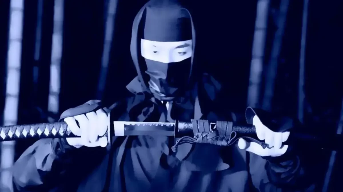 Ninja concentrado desembainhando sua espada e seguindo a lei do ninpō ikkan significando que a lei dos ninjas é a nossa inspiração maior